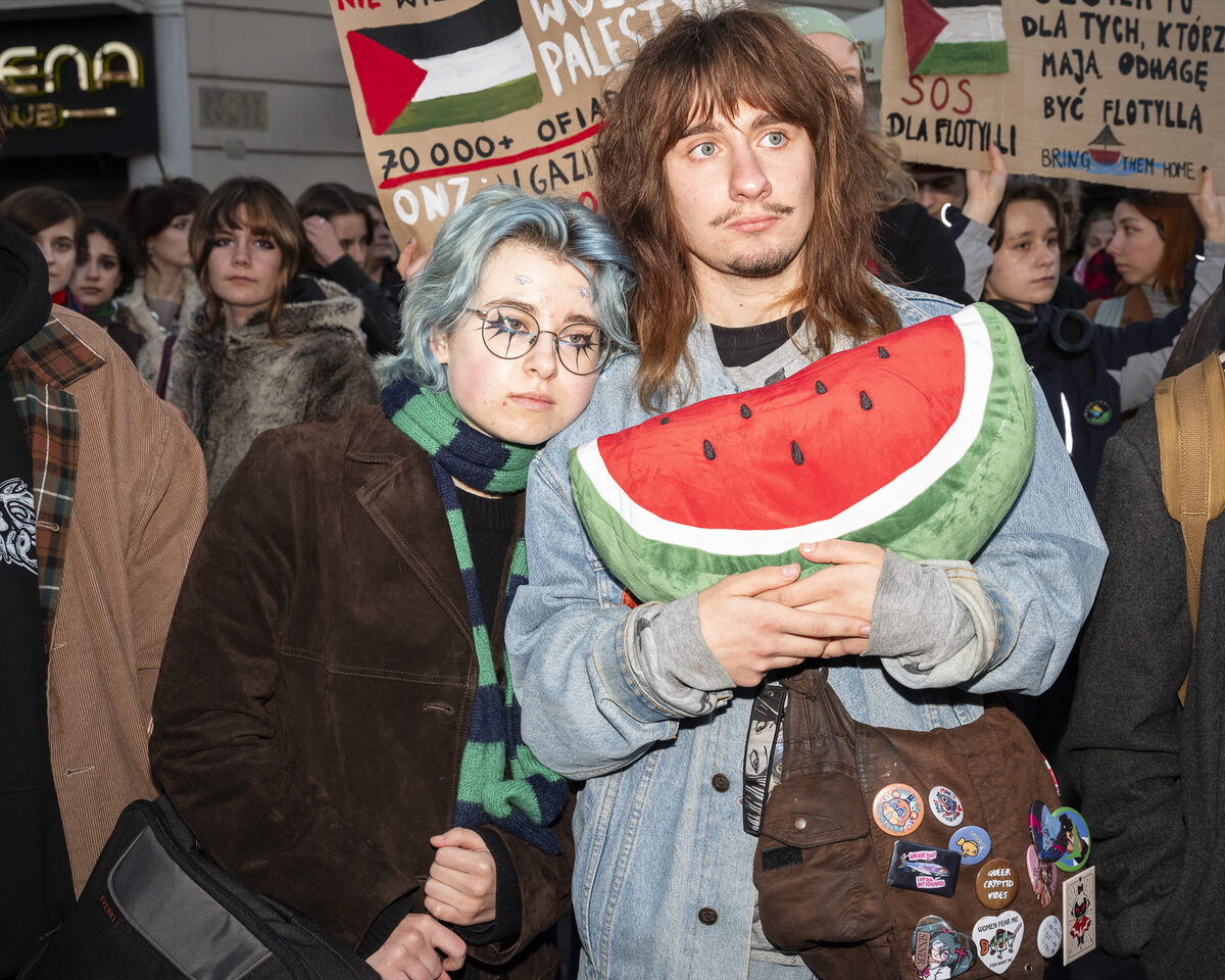 Pixel e piazze, la grafica come atto politico: quale ruolo per il design grafico nella comunicazione della  resistenza e nella distruzione di contro narrative?